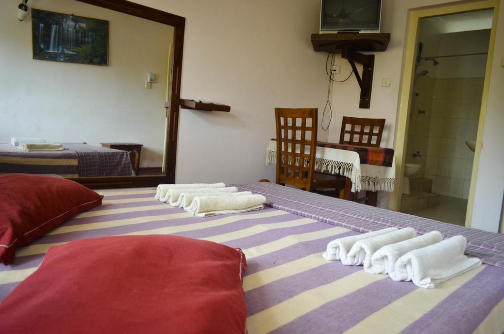 Yoho Mount Waves Colombo Room photo