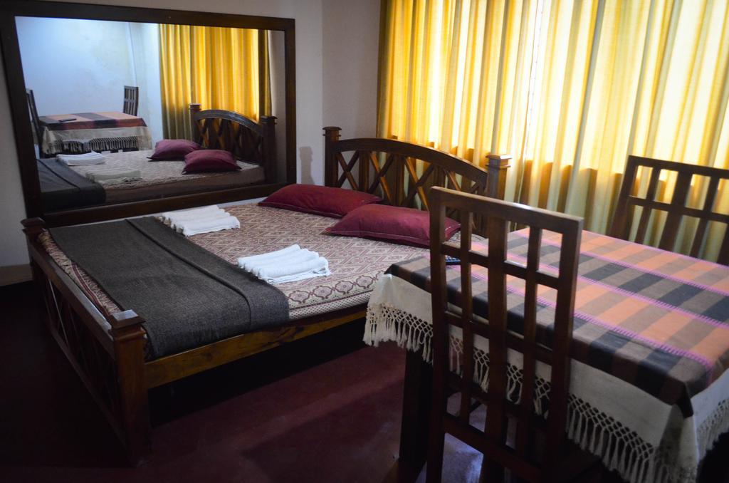 Yoho Mount Waves Colombo Room photo